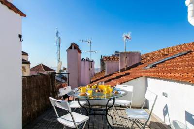 Sunny Terrace Bairro Alto Apartment |RentExperience