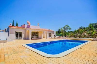 Carvoeiro Villa Sleeps 6 with Pool Air Con and WiFi